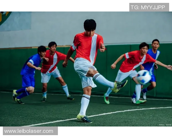 国足球星积极投入热身训练展现拼搏精神为即将到来的重要赛事蓄力