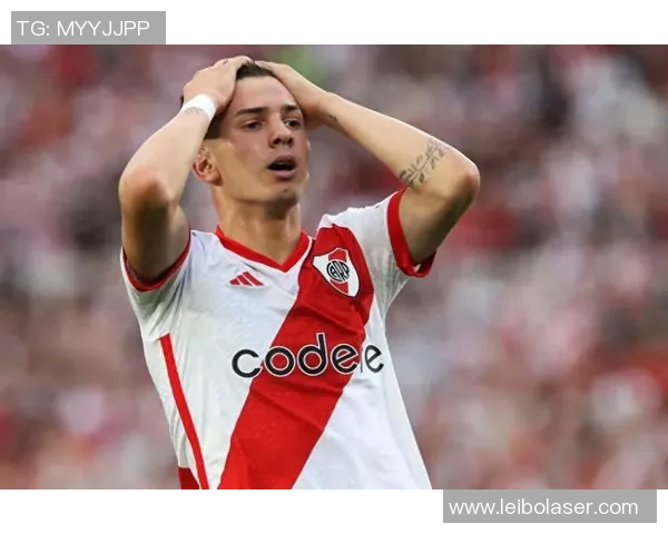 年轻帅气足球新星崭露头角 力压群雄成为未来足坛巨星