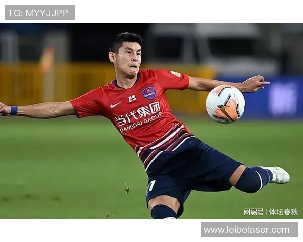 当代足球明星现状解析：从巅峰到低谷的多样命运与挑战