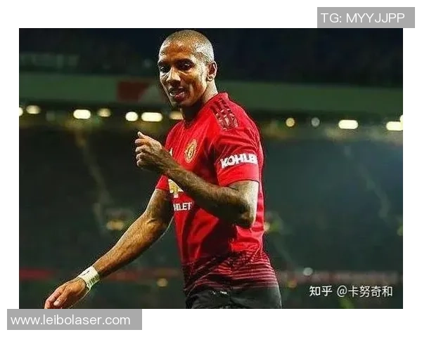 被足球网困住的球星名场面揭秘 究竟是哪位球员遭遇尴尬困境